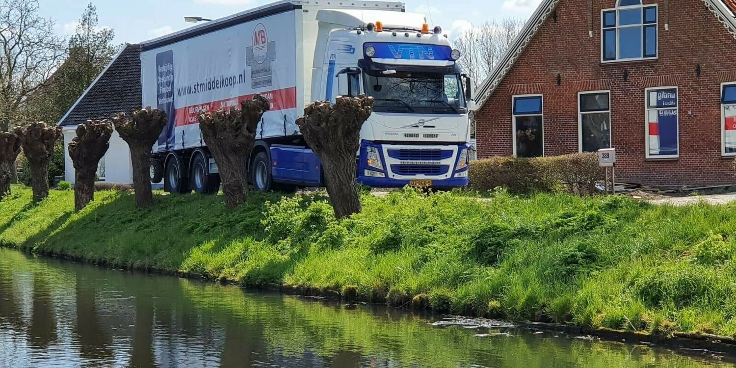Nieuwe vrachtwagen met kooiaap